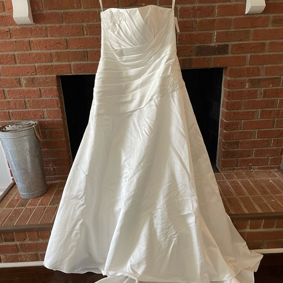 David’s Bridal size 16 softwhite strapless ruched wedding dress with lace - Picture 4 of 15